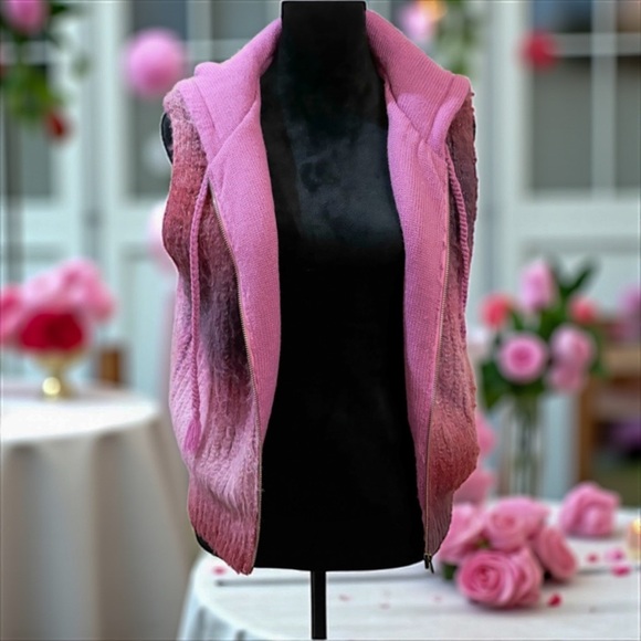 Urban Outfitters Hooded Zip-Up Sweater Vest EUC
Smoke/Pet Free - Picture 12 of 12